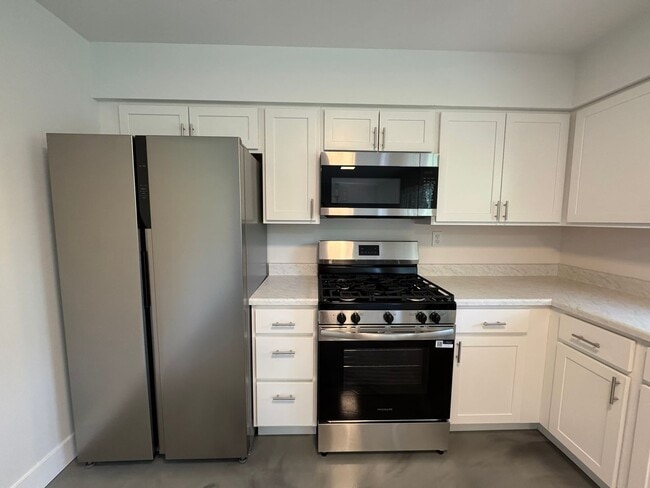 Building Photo - 4 Bedroom house with Second kitchen in basement