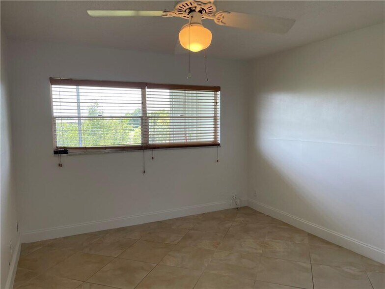 Building Photo - 950 Hillcrest Dr