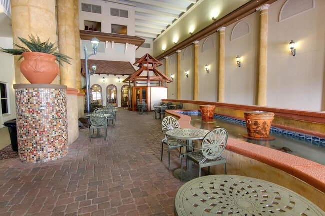 Building Photo - 9900 S Thomas Dr