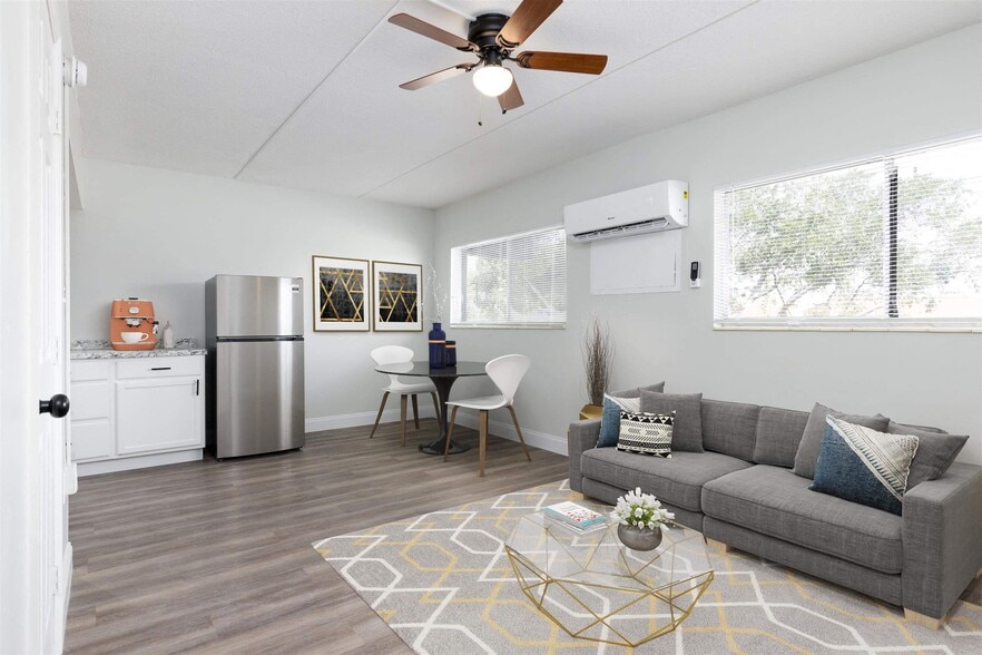 Building Photo - Addison Cove