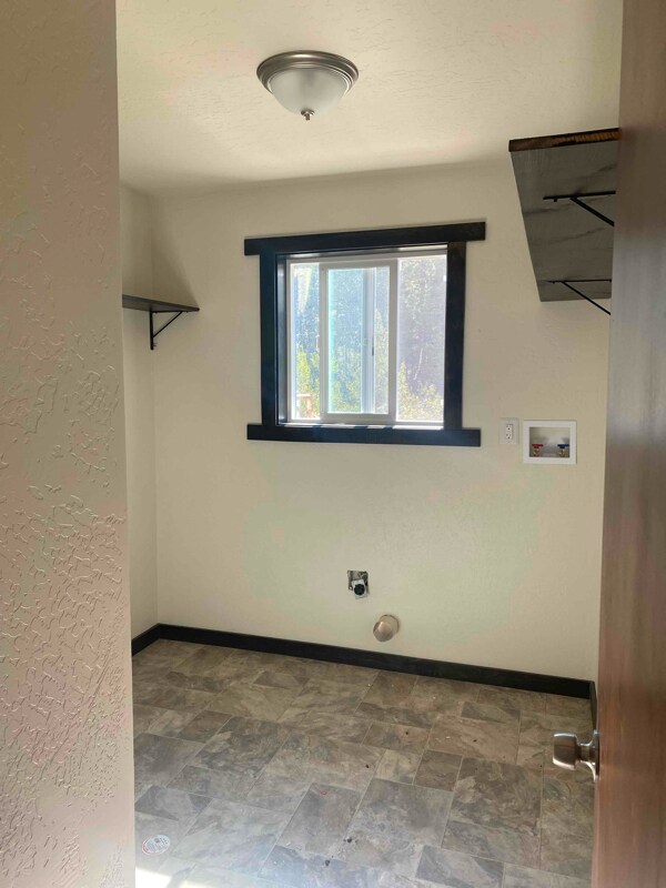 Building Photo - 38 Picnic Gulch Rd