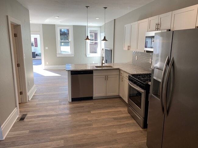 Building Photo - Luxury home in south side flats, perfect l...