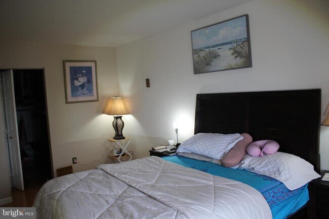 Building Photo - 219 Meadow Dr