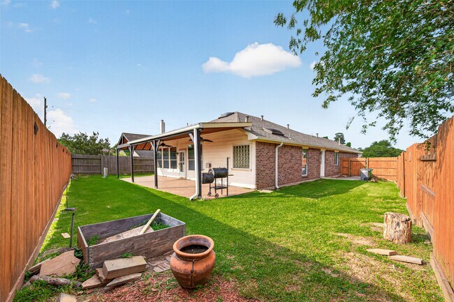 Building Photo - 23914 Glengate Dr
