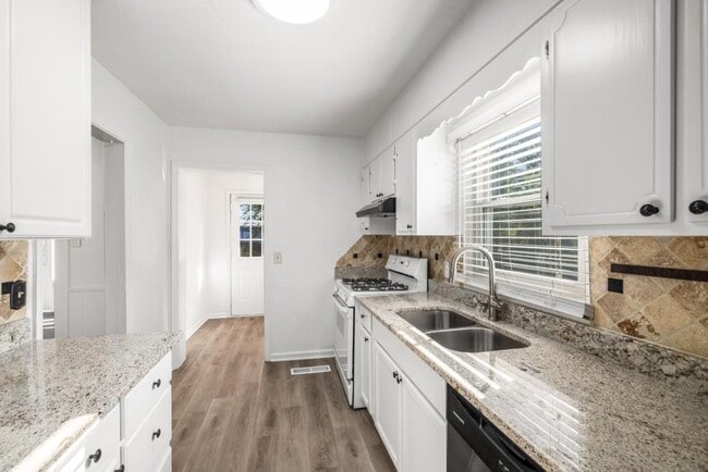 Building Photo - 1801 Crestridge Dr SE