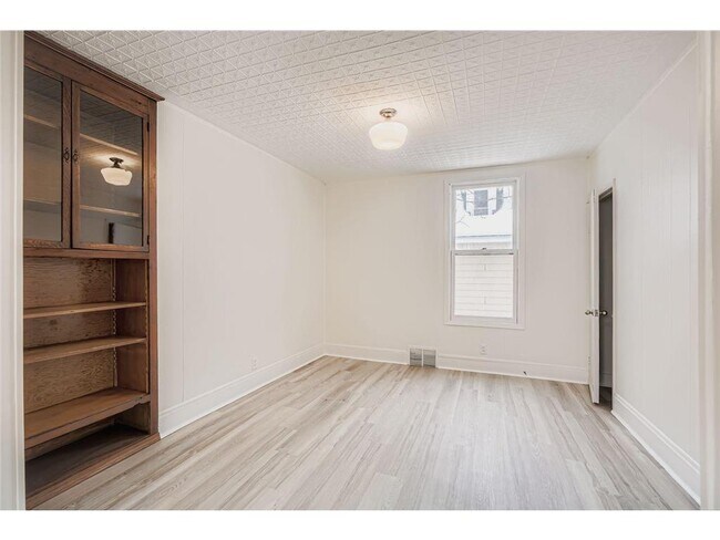 Building Photo - 84 Isabel St W