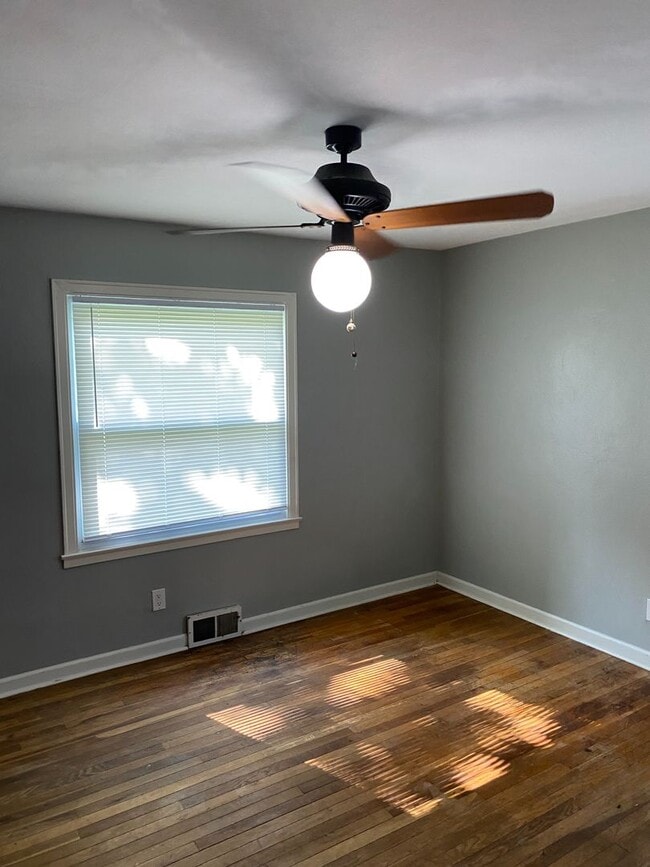 Building Photo - **August 2026****- 3 bed 2 bath - Large ba...