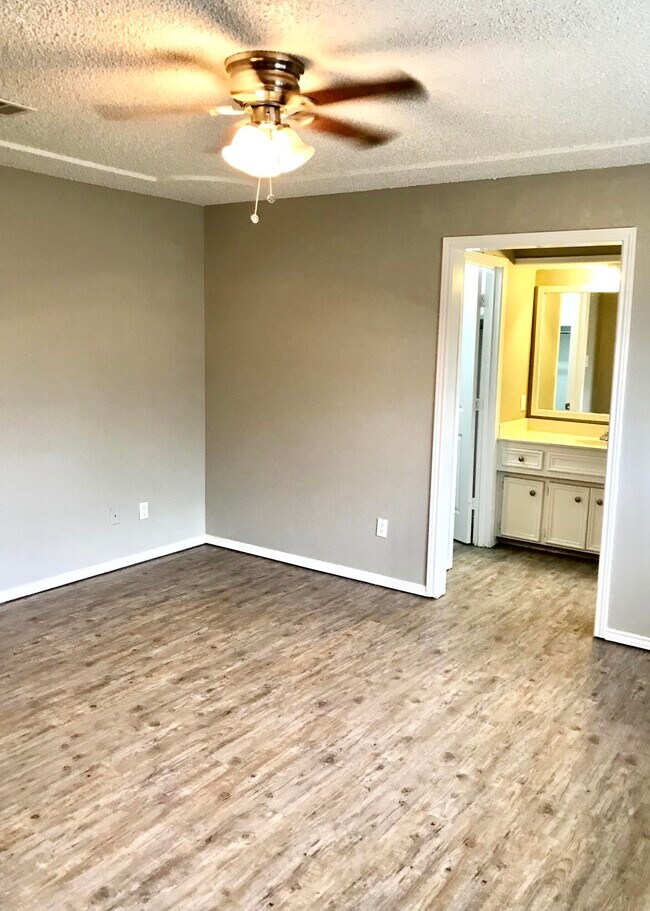 Building Photo - 8606 Geneva Ave