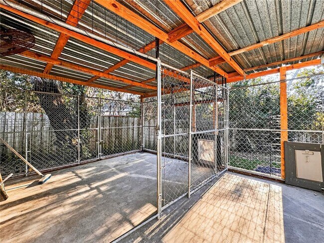 Building Photo - 2304 Country Club Rd