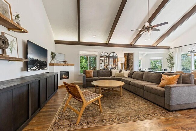 Building Photo - Luxury 5 Bedroom Home with Panoramic Views...