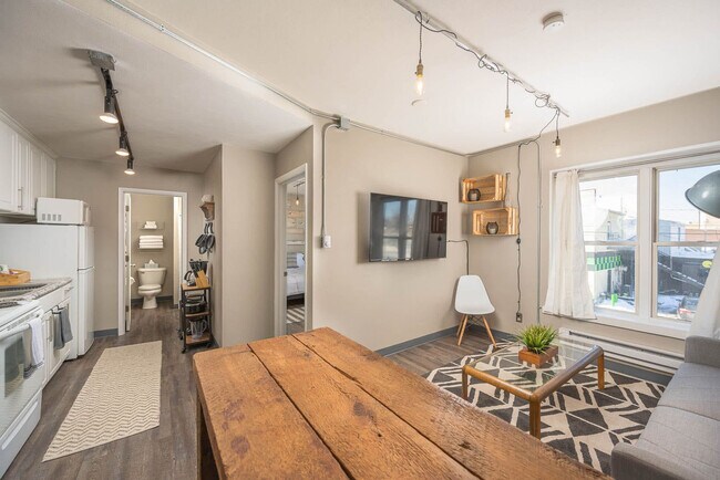 Building Photo - 532 W College Ave