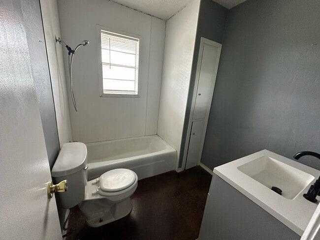 Building Photo - 210 Memory Ln