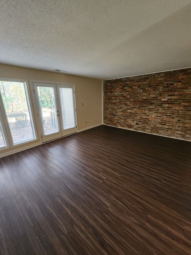 Building Photo - Chapel Hill / The Oaks Townhome