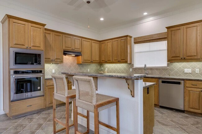 Building Photo - 132 Lakeway Dr