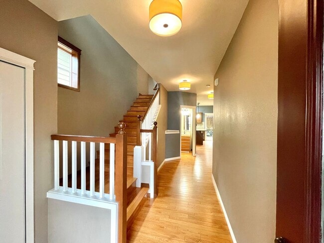 Building Photo - Spacious 4BR Home with A/C Near Alderwood Mall