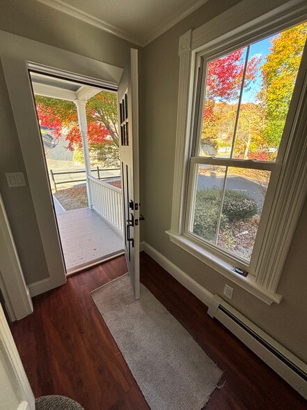 Foyer - 210 Echo Lake Rd