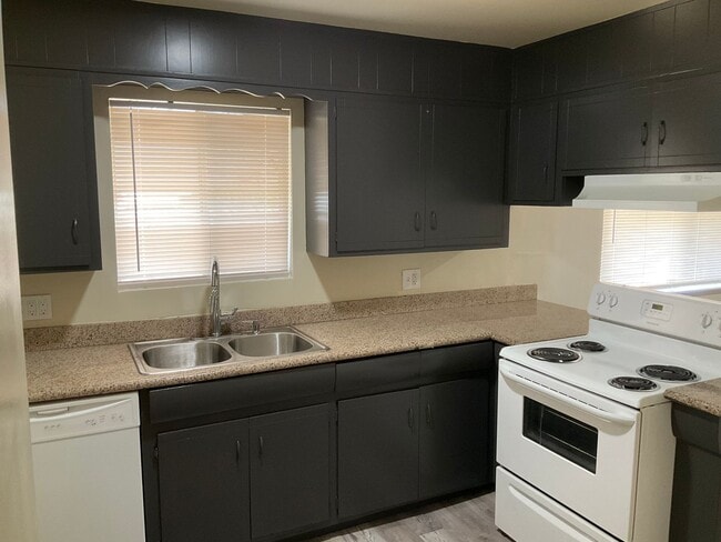 Building Photo - APPLY NOW!!!!