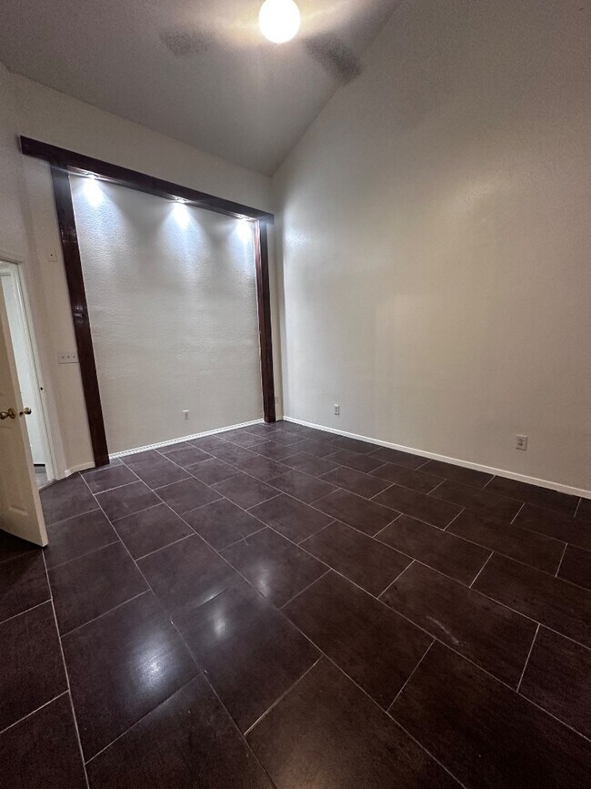 Building Photo - 5733 Saplinas Rd