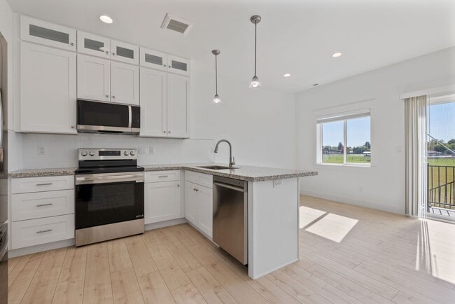 Building Photo - MODERN 3 BED 2.5 BATH TOWNHOME IN SAINT ANTHONY