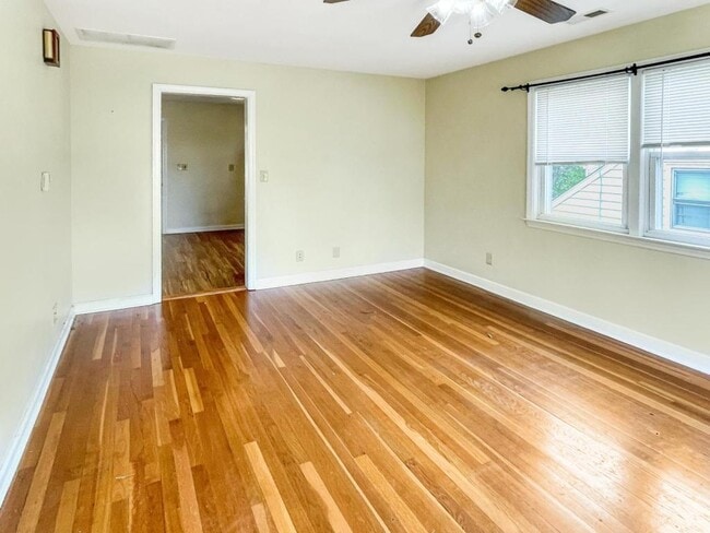 Building Photo - 155 King St