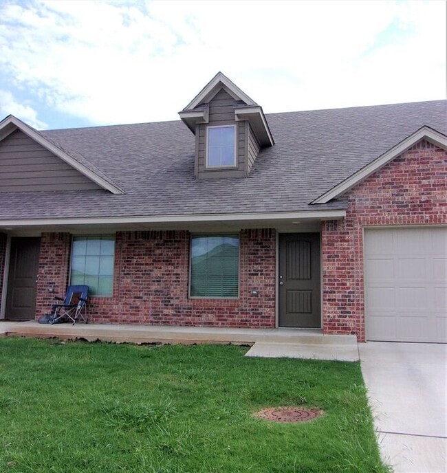 Building Photo - 2 bed 1 Bath 1 Car Garage Townhome in Del City