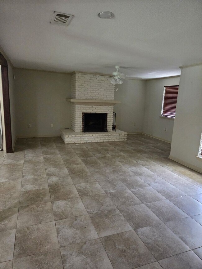 Building Photo - 1757 Southland Ct
