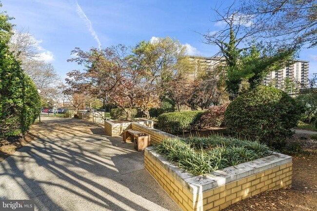 Building Photo - 301 N Beauregard St