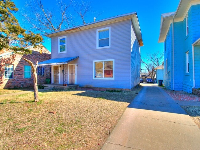 Building Photo - Cute Duplex - Upper Unit!