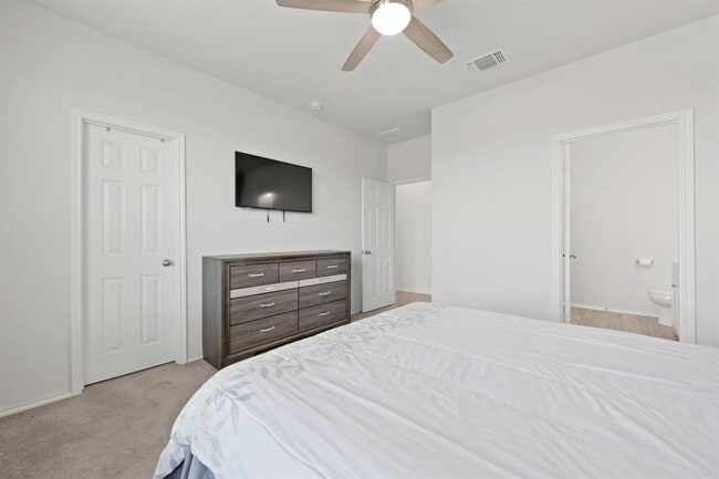 Building Photo - 240 Bedford Falls Ln