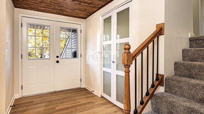 Building Photo - 9841 Melrose Dr