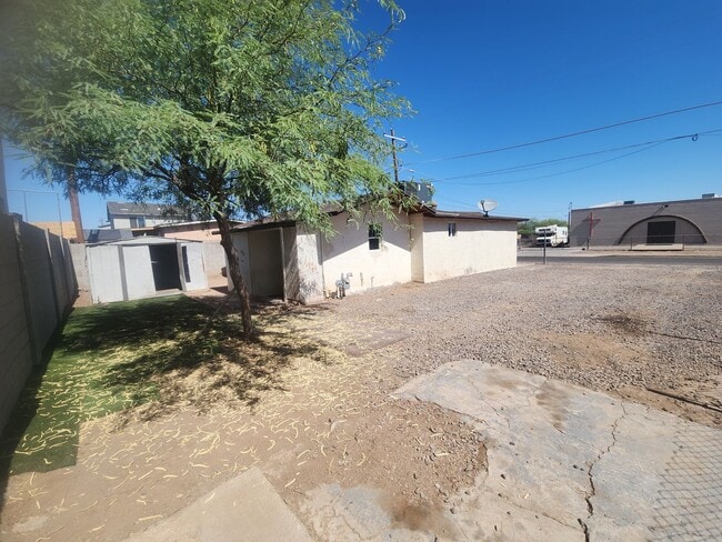 Building Photo - Downtown 3 bedroom