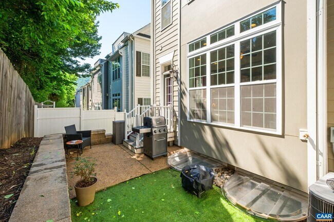 Building Photo - 2048 Avinity Loop