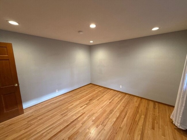 Building Photo - 610 Liberty St SE