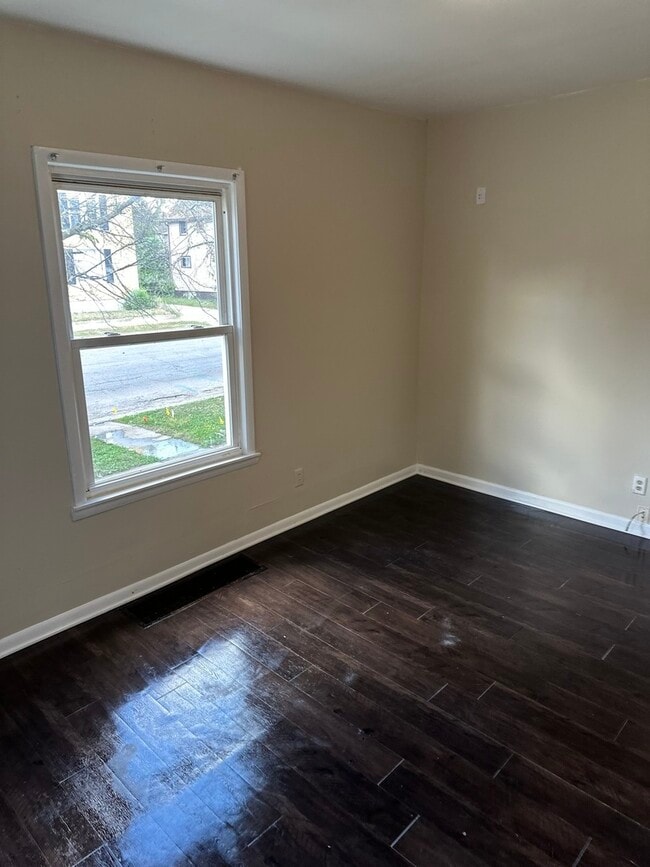 Building Photo - 554 W Station St