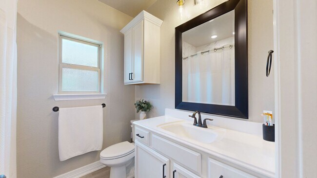 Building Photo - SOLAR PANEL 4 BEDROOM HOME  IN HERITAGE OAKS!