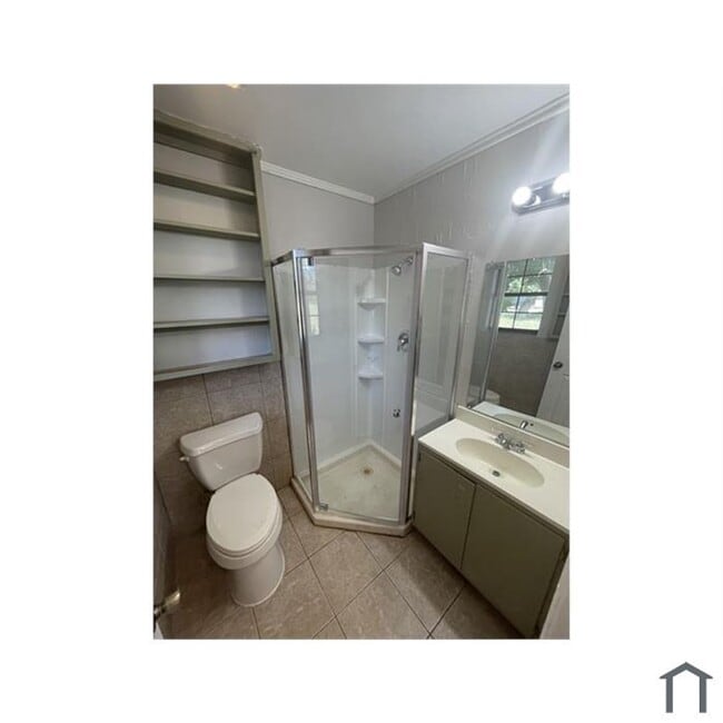 Building Photo - Discover your dream home in this beautifully renovated four-bedroom, two-bathroom house.