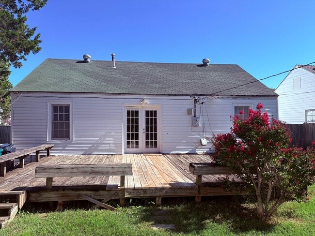 Building Photo - Charming two bedroom home in N.W. OKC
