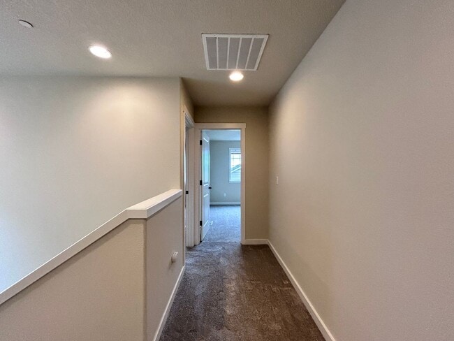 Building Photo - Incredibly Large 4 Bed 2.5 Bath Charmer!