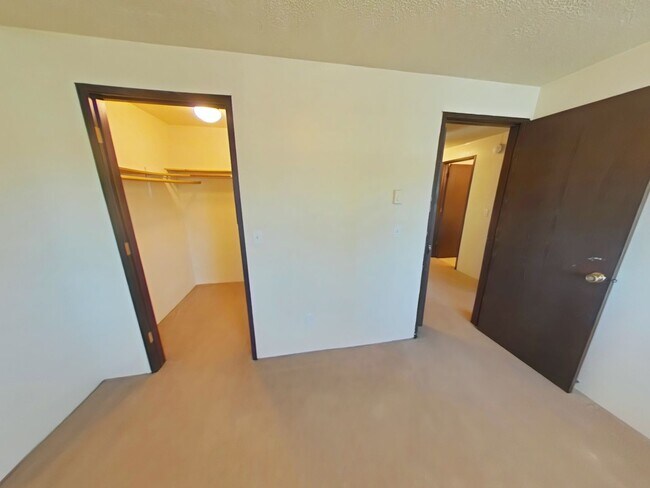 Building Photo - Duplex ~ Close to Campus ~ Pet Friendly