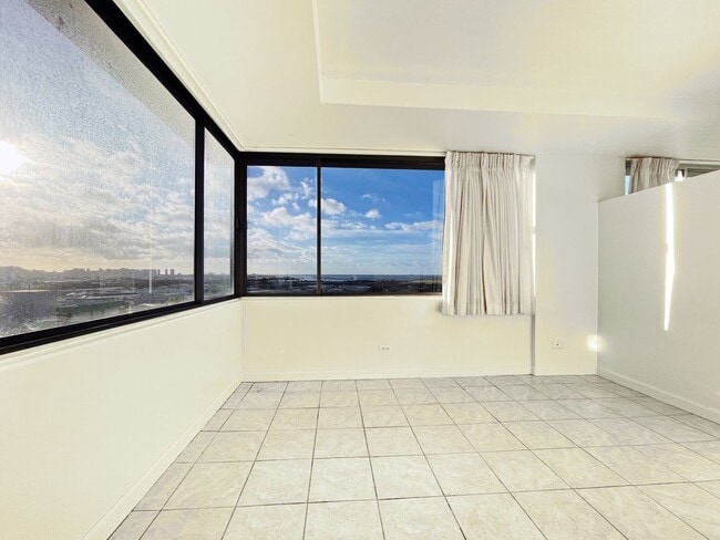 Building Photo - Ocean Views Salt Lake Condo with A/C