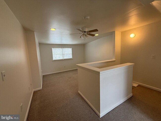 Building Photo - 248 E 6th Ave