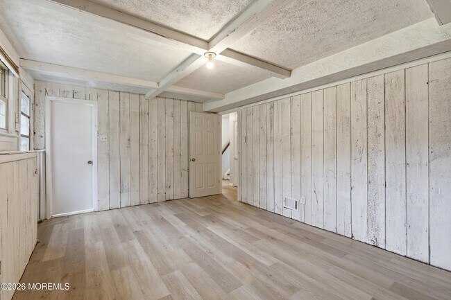 Building Photo - 536 River Dr