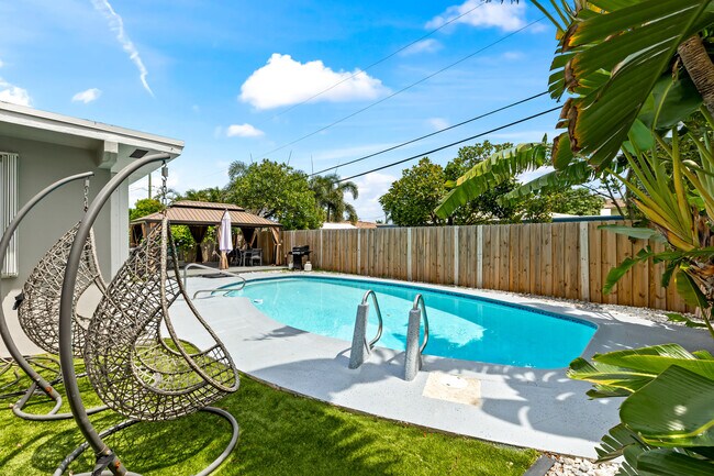 Building Photo - 1800 NE 28th Ave