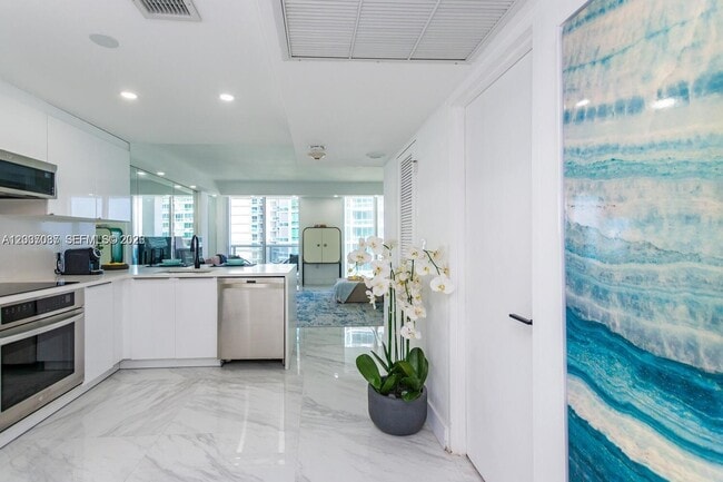 Building Photo - 10275 Collins Ave