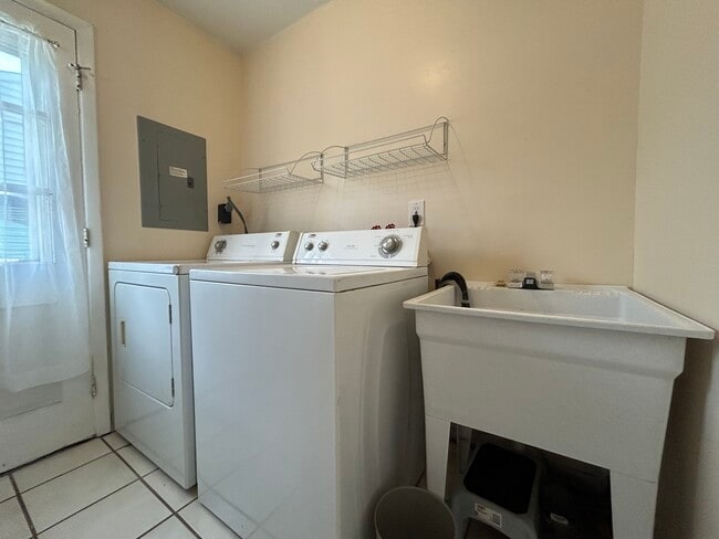 Building Photo - 6490 Almont Dr