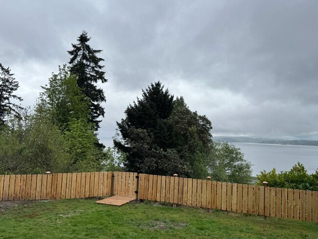 Building Photo - Desirable Indianola waterfront just in time for summer