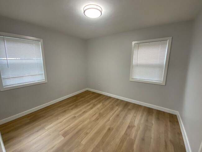 Building Photo - Great Location Close to Schools