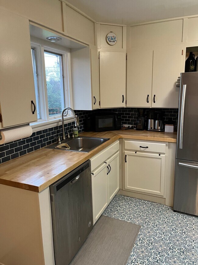 Building Photo - FULLY FURNISHED Midtown Three Bedroom Space for Rent, Great Location!