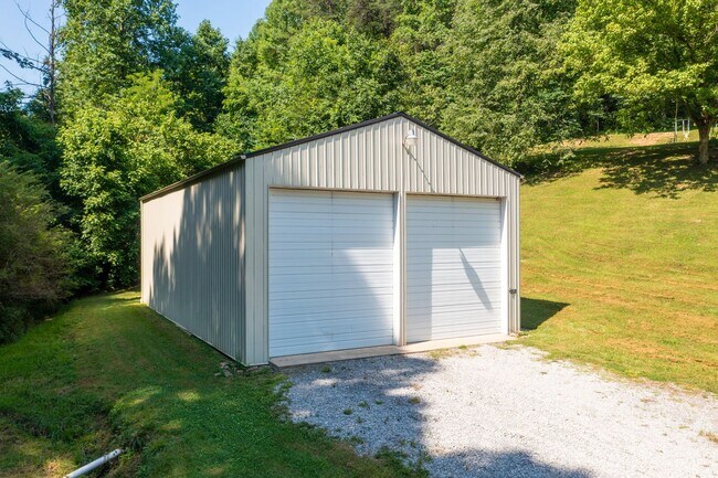 Building Photo - 3 br/ 2 bath home, private setting with garage/workshop