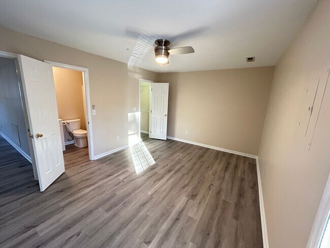 Building Photo - Silver Creek Village | 2 Bed, 2 Bath | Mon...